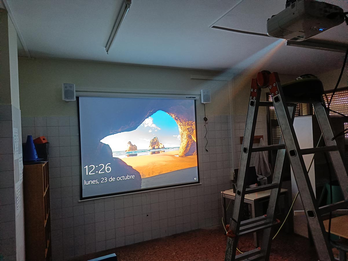 Instalación de proyector y pantalla en colegio  InfoRepara - Servicios  Informáticos Profesionales