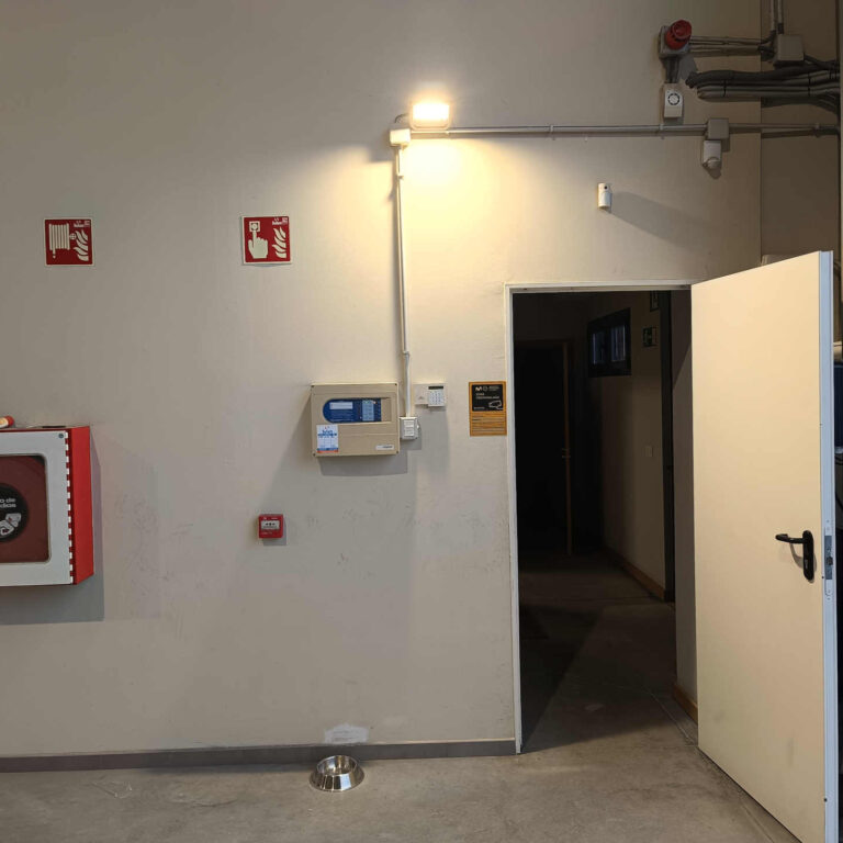Zona frontal de la nave donde se instalará el terminal de fichaje