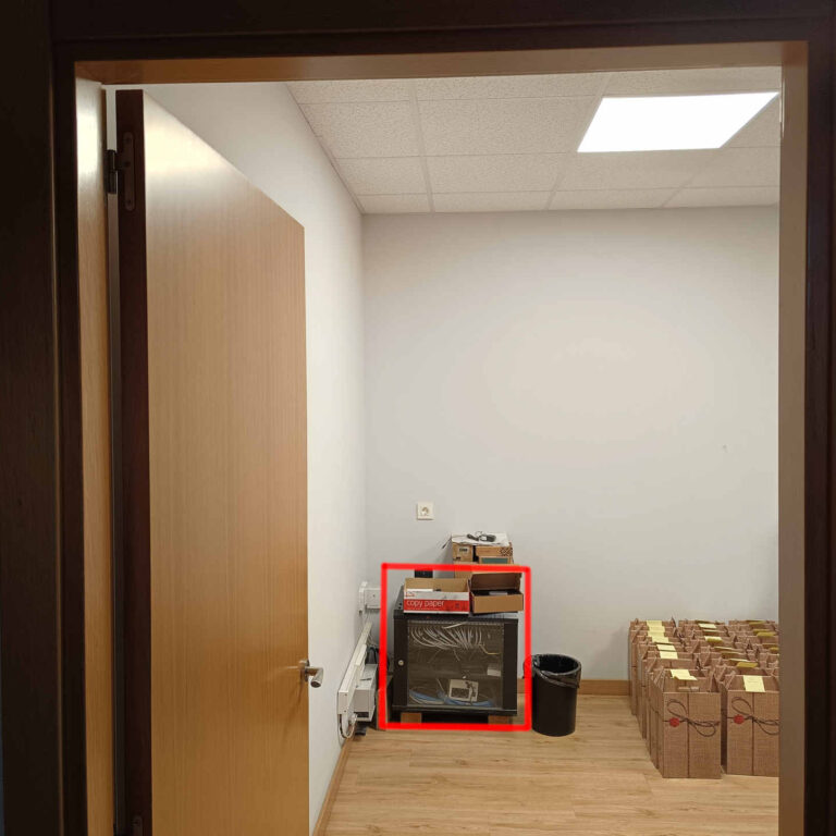 Cuarto técnico con rack de comunicaciones situado en el interior de la empresa