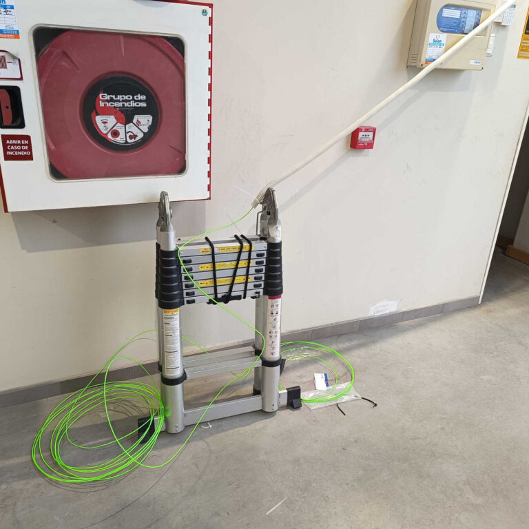 Tubo corrugado tensado con bridas para facilitar el guiado del cable de red