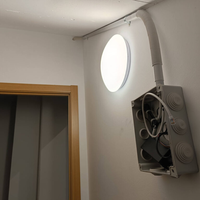 Instalación de tubo rígido y caja estanca en la pared trasera del almacén