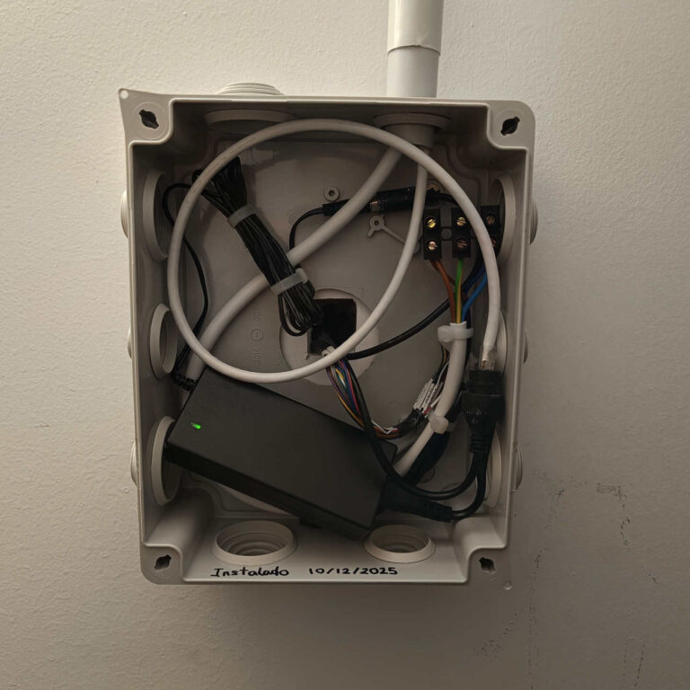 Caja de derivación con transformador y cableado protegido en el almacén