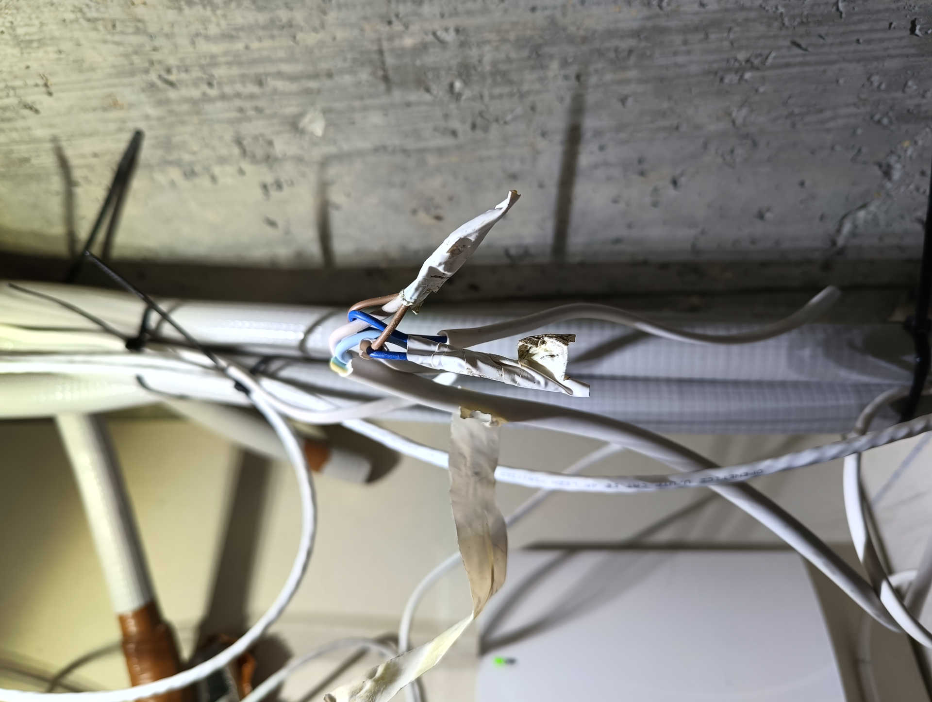 Estado original del empalme eléctrico antes de ser reparado Empalme eléctrico defectuoso realizado con cinta aislante