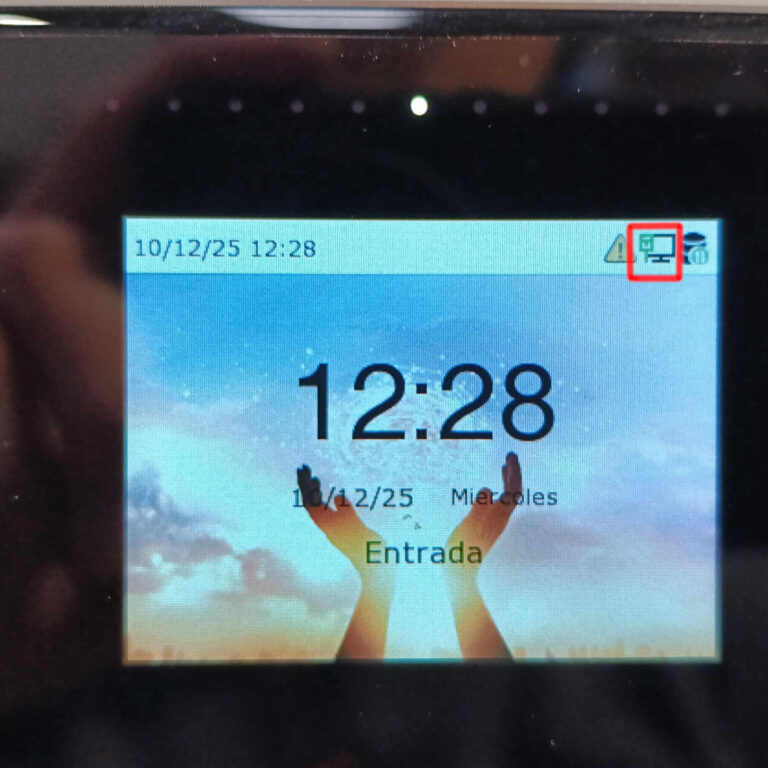 Terminal de fichaje encendido mostrando conexión de red activa