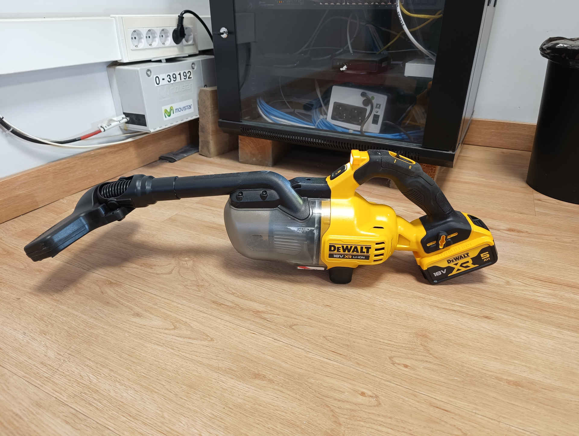 Aspirador utilizado para dejar limpia la zona tras la instalación Aspirador profesional DeWalt utilizado para limpiar la zona tras la instalación