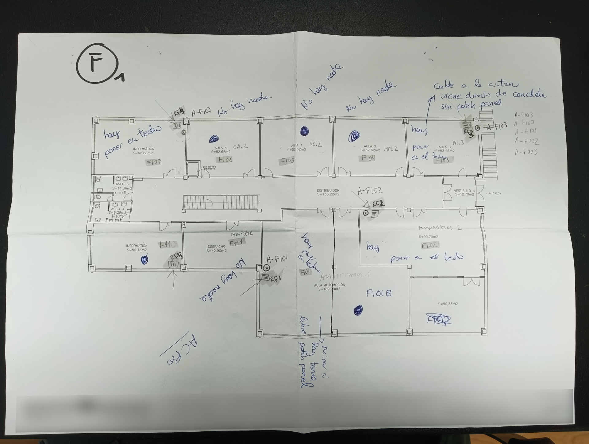 Plano inicial de la planta superior aportado por el cliente Plano de la planta superior del centro de Formación Profesional con anotaciones para el despliegue de la red WiFi y ubicación de puntos de acceso