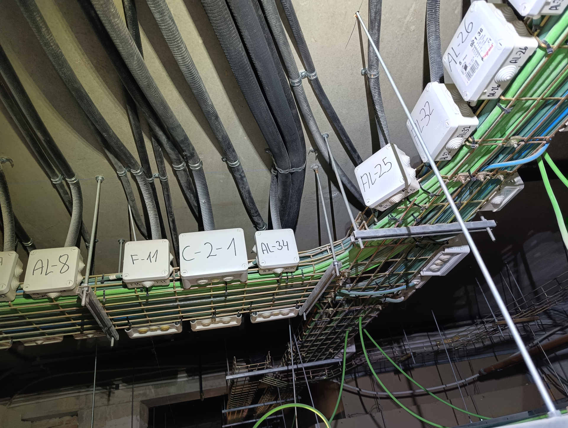 Rejilla aérea en altura con canalizaciones y cableado existente Rejilla aérea sobre el techo falso con múltiples canalizaciones y cajas de derivación, utilizada para el paso ordenado del cableado de red