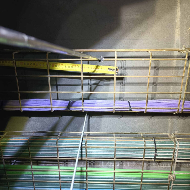 Uso de un imán de vara para guiar el metro empleado como pasacables durante el tendido de fibra óptica por rejilla aérea