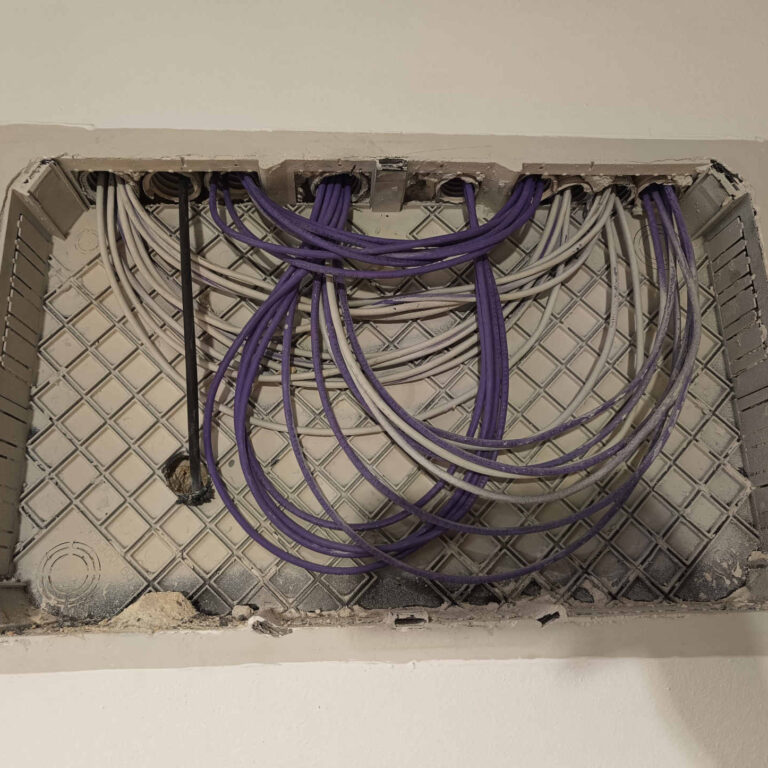 Caja de derivación de gran tamaño donde llega la fibra óptica y derivación hacia otra ubicación de la instalación