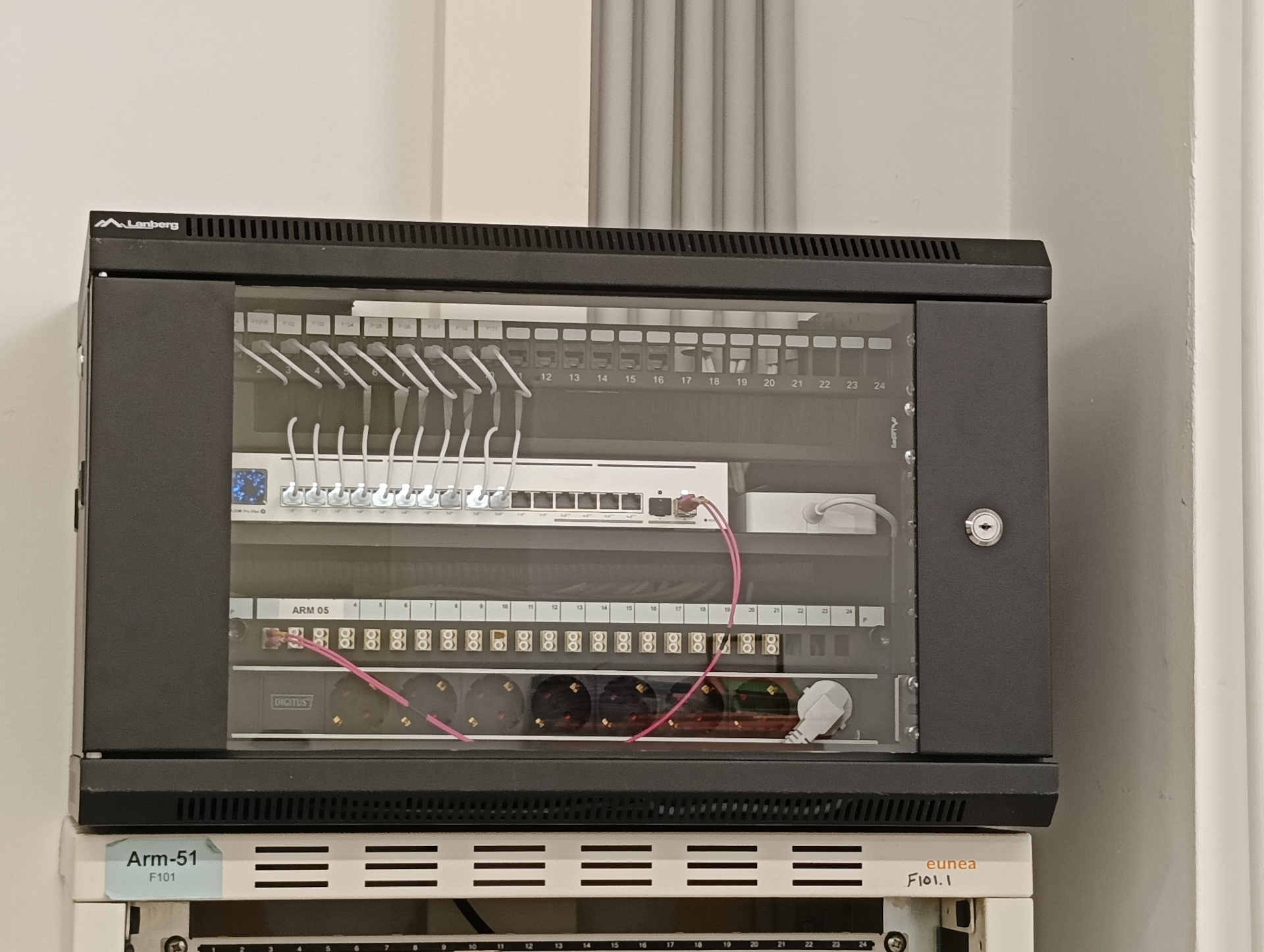 Armario rack de 6U con paneles de parcheo y switch Ubiquiti PoE Armario rack de 6U instalado en la planta superior con panel de parcheo UTP, panel de fibra óptica y switch Ubiquiti PoE para la alimentación de los puntos de acceso WiFi