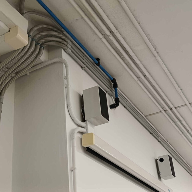 Acometida horizontal del cableado por el chaflán del techo del aula principal, desde donde se realiza la distribución hacia el resto de aulas mediante canalización protegida