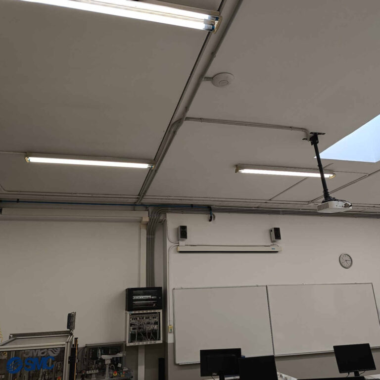 Canalización aérea por techo para cableado de red y alimentación de puntos de acceso Wi-Fi en aula técnica