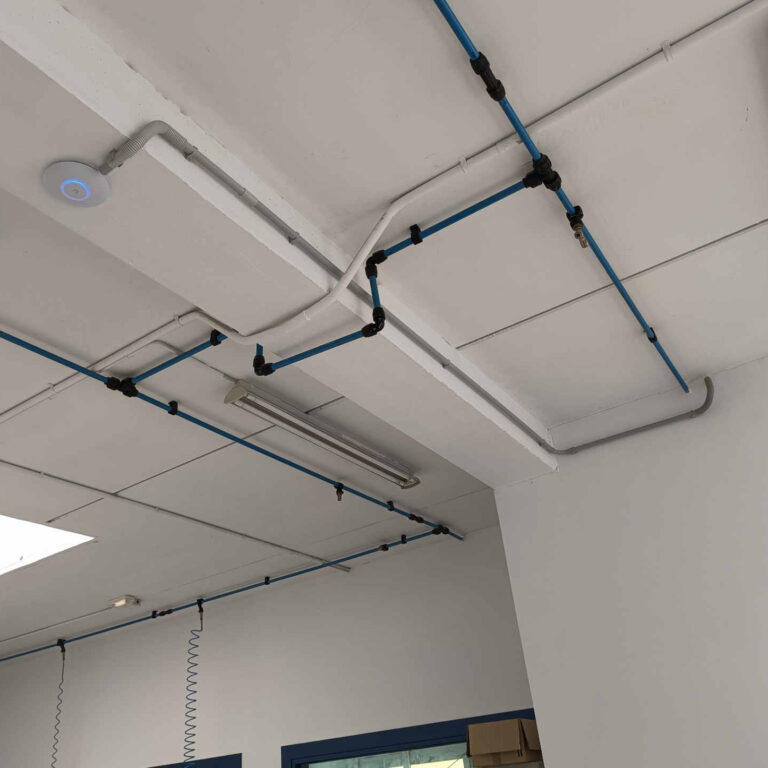 Distribución del cableado de red por techo y vigas para la instalación de puntos de acceso Wi-Fi en aula