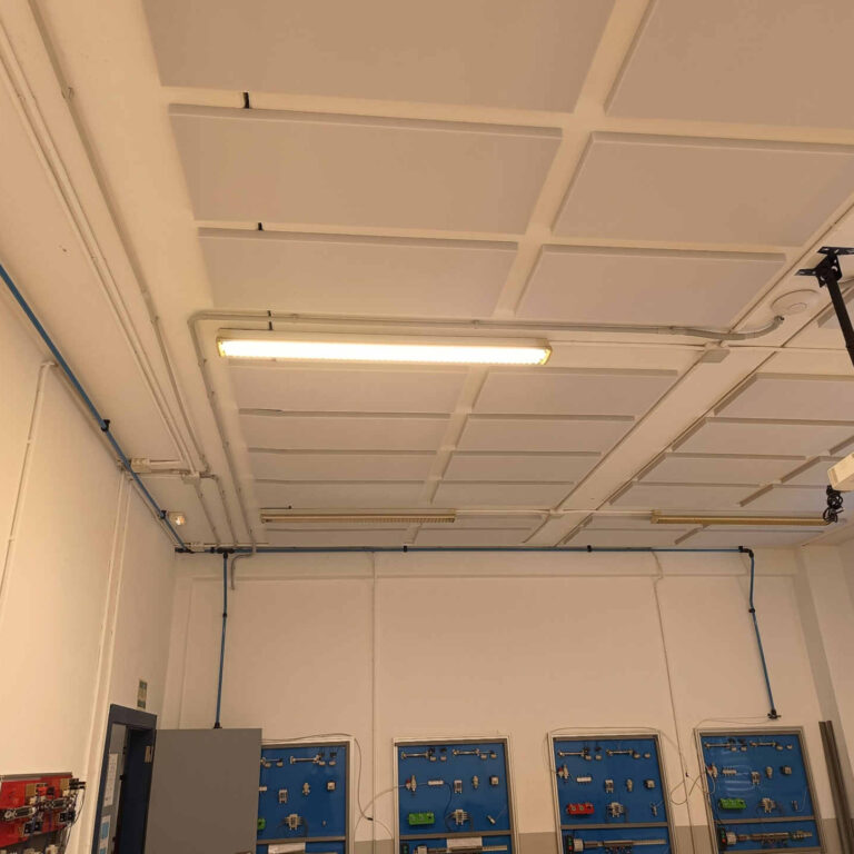 Integración de puntos de acceso Wi-Fi respetando vigas, luminarias y canalizaciones existentes en el aula
