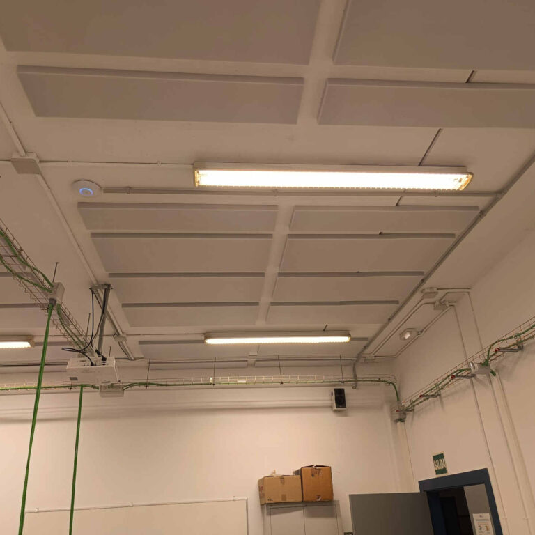 Ejemplo de paso de cableado Wi-Fi por techo mediante canalización vista adaptada a obstáculos estructurales