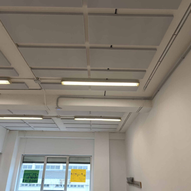 Resultado final de la instalación de puntos de acceso Wi-Fi con canalización ordenada y accesible en aula educativa
