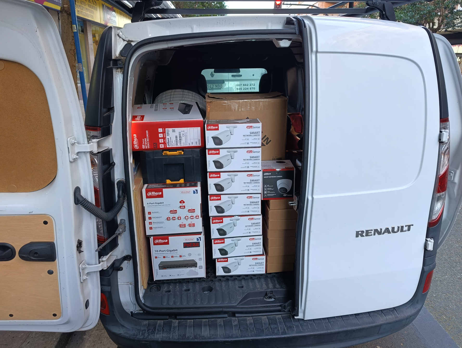 Material Dahua preparado para instalación de videovigilancia industrial Equipos de videovigilancia Dahua cargados en vehículo de trabajo antes de la instalación en complejo industrial