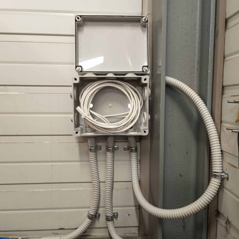 Caja de derivación instalada en nave industrial con reserva de cable de red para futuras ampliaciones del sistema de videovigilancia