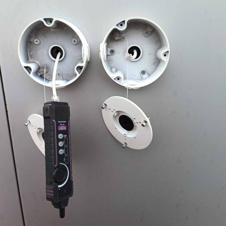 Comprobación de cable de red con tester y conectores RJ45 ya crimpados antes del montaje final de cámaras de videovigilancia