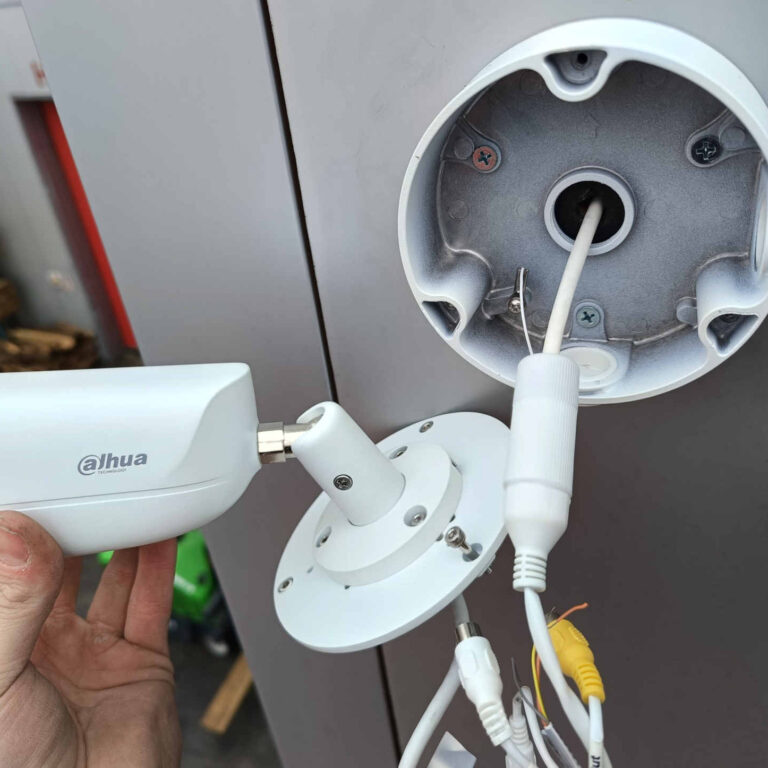 Cámara Dahua instalada en su base con conexión UTP protegida mediante prensaestopa para garantizar estanqueidad y durabilidad en exterior