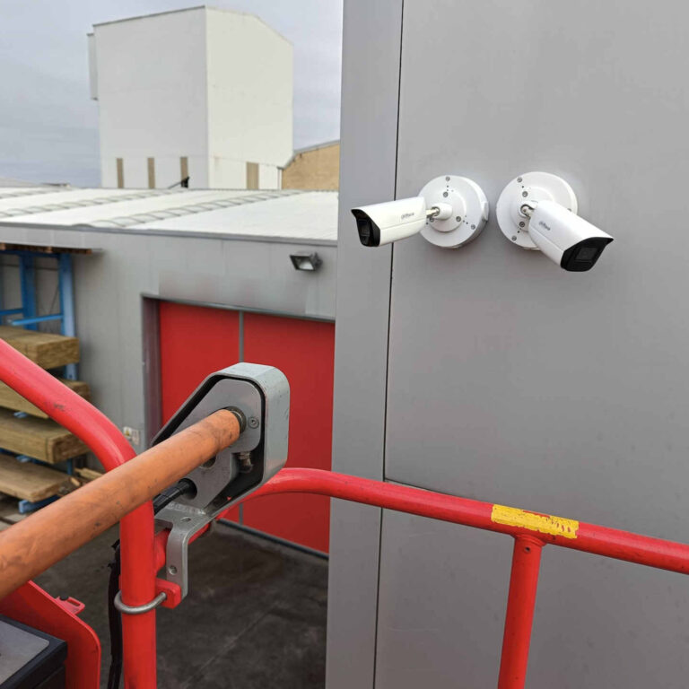 Cámaras de seguridad Dahua instaladas sobre cajas herméticas cerradas y orientadas para la vigilancia exterior de nave industrial