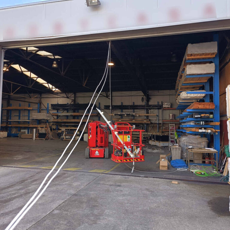Preparación de acometida aérea de cableado de red antes de su instalación definitiva en tubo para el sistema de videovigilancia