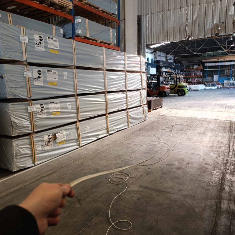 Preparación y tendido previo de cableado de red en nave industrial antes de su instalación aérea y canalización definitiva para videovigilancia