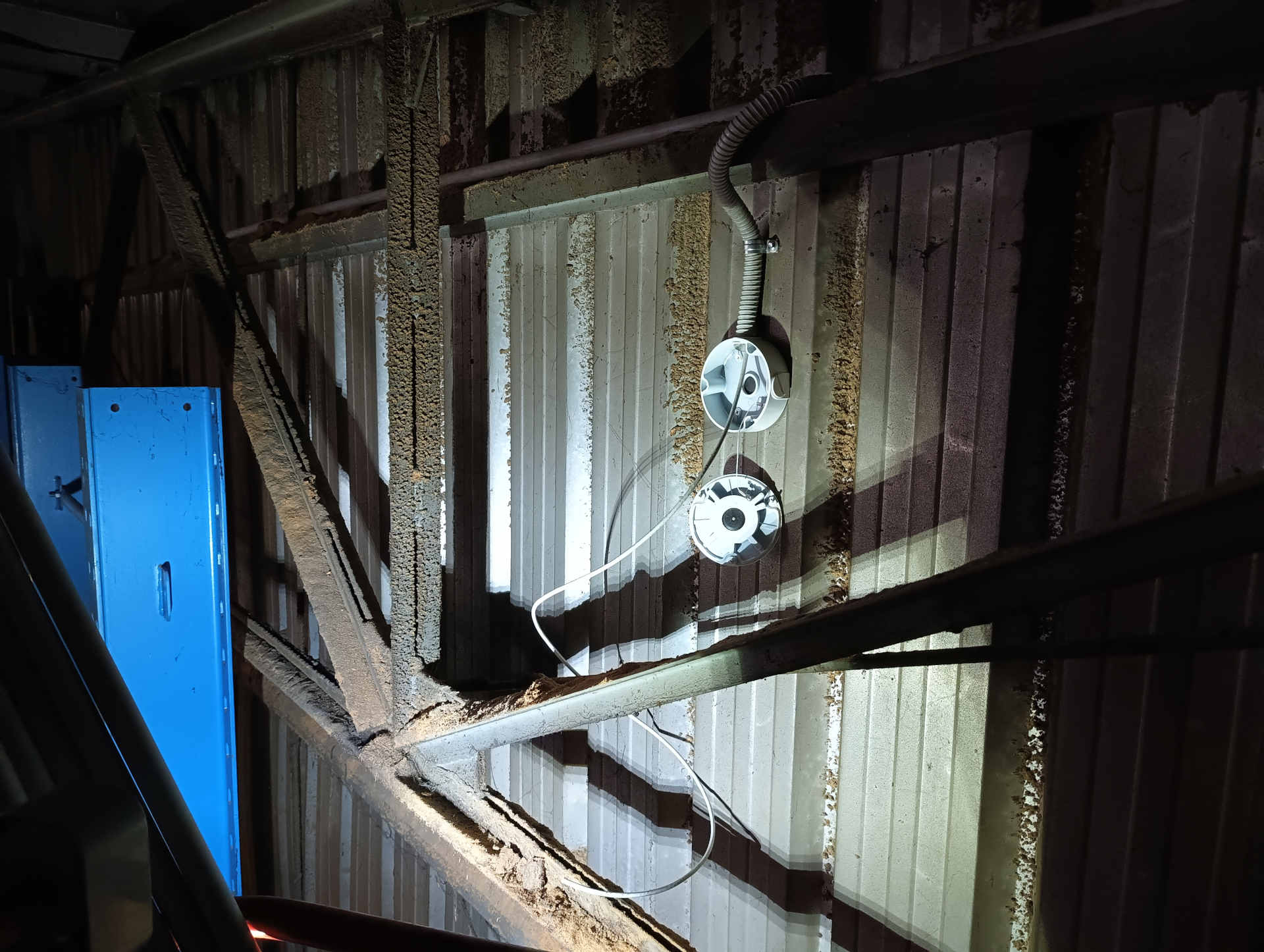 Instalación de canalización y caja hermética Dahua en zona de difícil acceso Instalación de tubo corrugado y caja hermética Dahua en zona elevada y con poca iluminación, trabajando con linterna en entorno industrial con suciedad acumulada