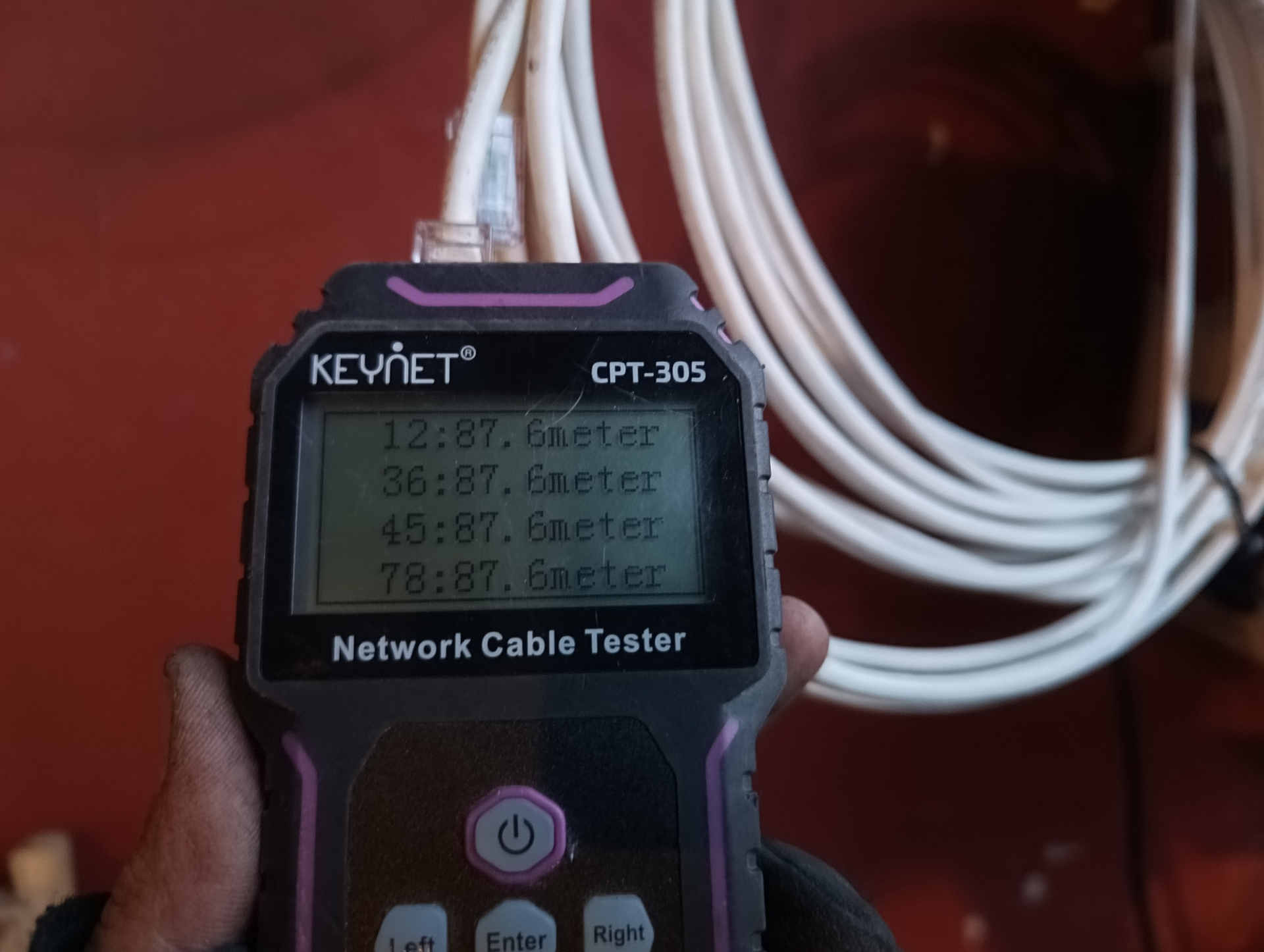Medición de longitud de acometida de red cercana al límite de Ethernet Tester de red midiendo una acometida de cable Ethernet de casi 90 metros antes de la conexión de cámaras de videovigilancia