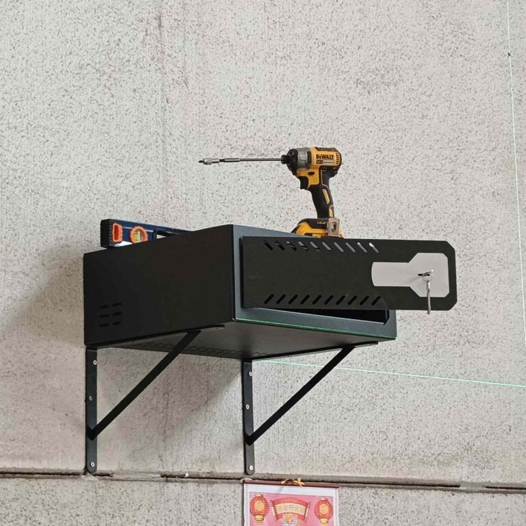 Armario de seguridad instalado en nave industrial, anclado a pared y reforzado con escuadras, nivelado mediante láser y nivel manual