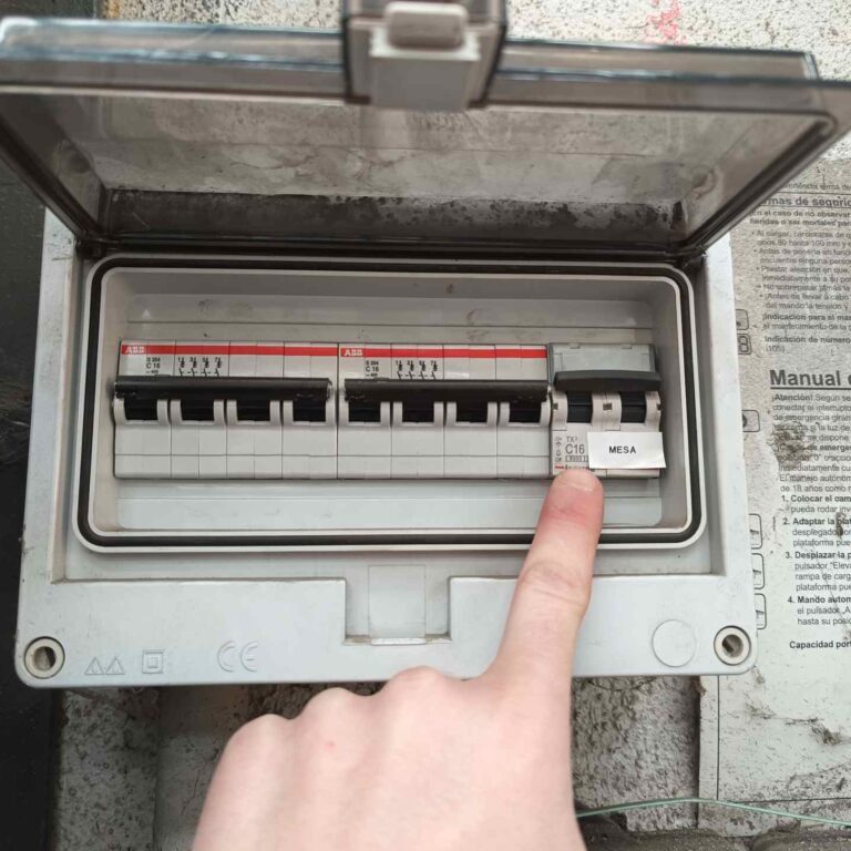 Cuadro eléctrico desde el que se toma corriente de una bajante existente para alimentar el armario de seguridad del sistema de videovigilancia