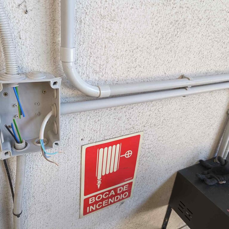 Caja de derivación instalada con cableado eléctrico preparado para alimentar el videograbador y el switch PoE del sistema de videovigilancia