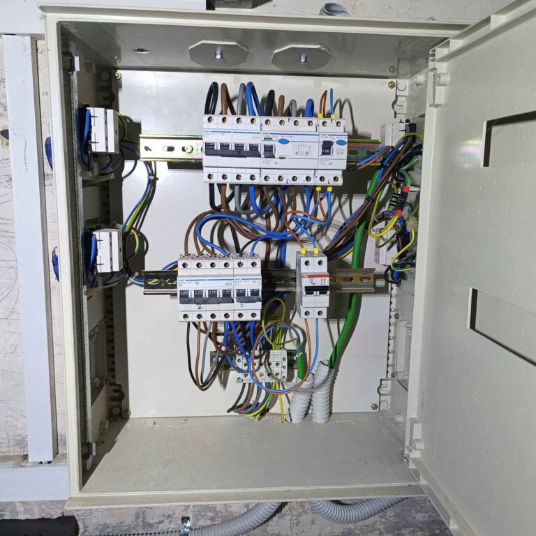 Cuadro eléctrico con diferenciales y magnetotérmicos para alimentar circuitos de servicios generales