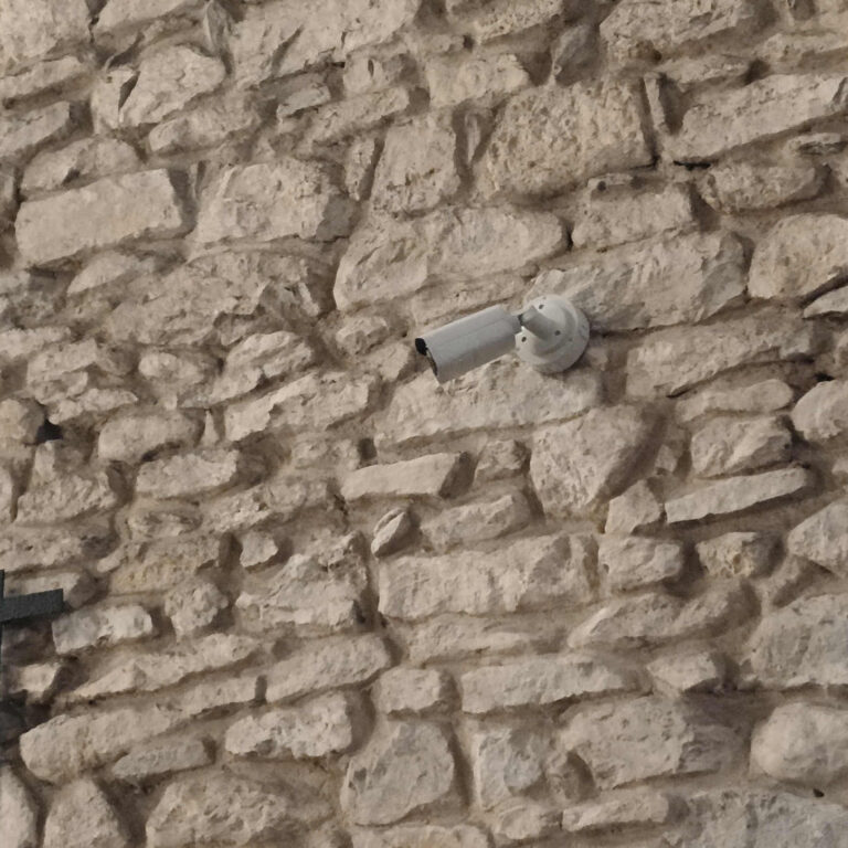 Cámara de seguridad pintada para integrarse en entorno de piedra en basílica