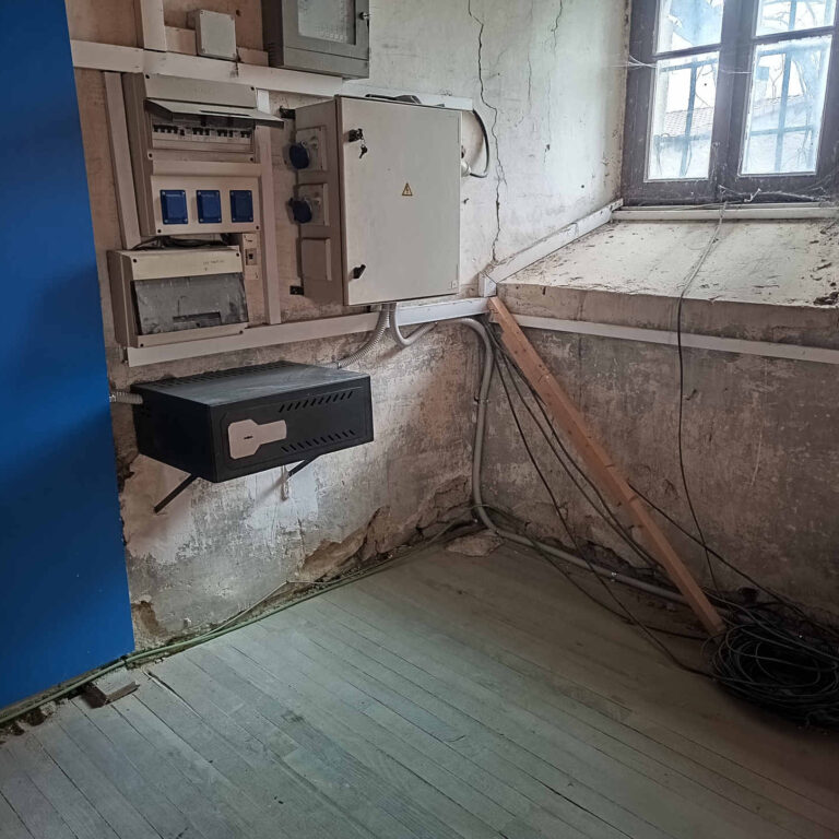 Armario de videovigilancia instalado junto a cuadro eléctrico en zona técnica