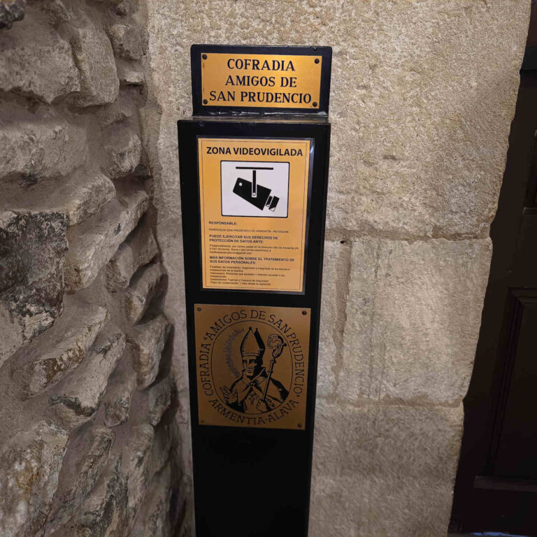 Cartel RGPD de videovigilancia en cofre de donativos en iglesia