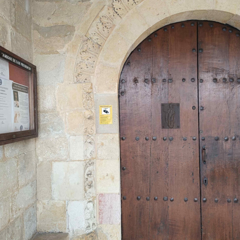 Cartel de zona videovigilada colocado en puerta de acceso a iglesia