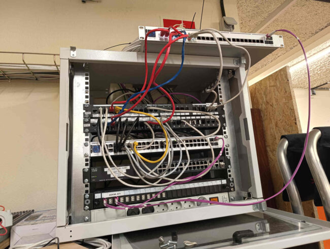 Rack comunicaciones antiguo switch no entra fondo apoyado encima