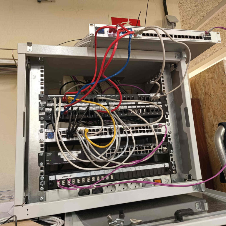 Rack comunicaciones antiguo switch no entra fondo apoyado encima