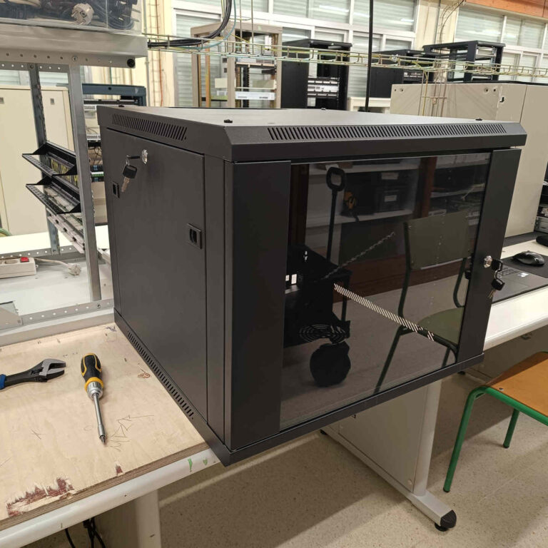 Armario rack montado en mesa antes de instalar