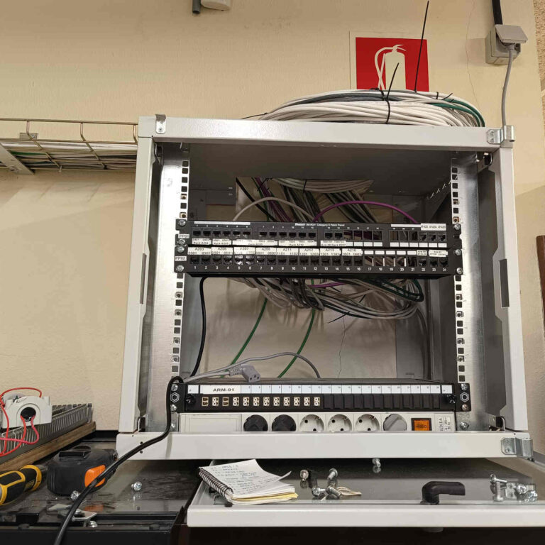 Rack parcialmente vacio con paneles de parcheo visibles