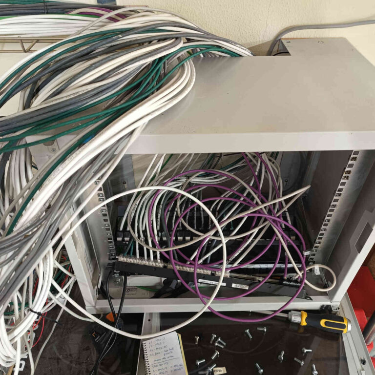 Cableado red enredado dentro de rack antiguo