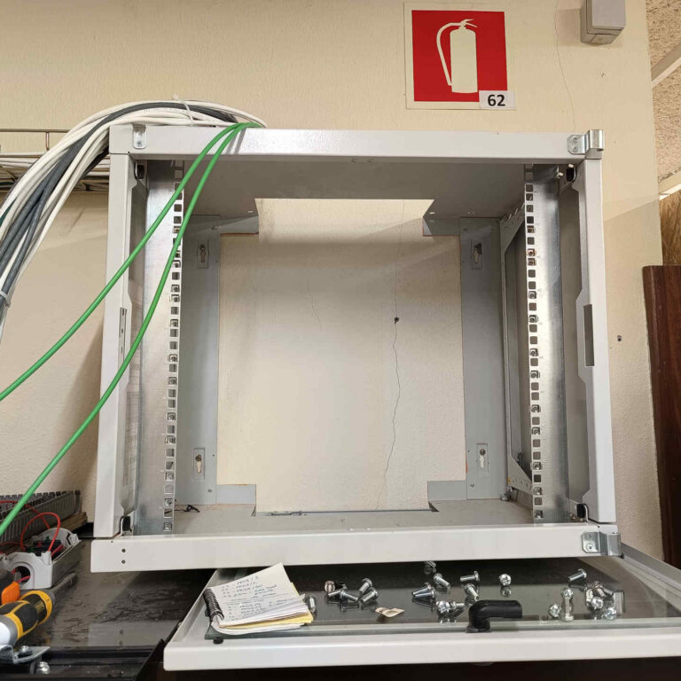 Rack vacio preparado para desacoplar de pared