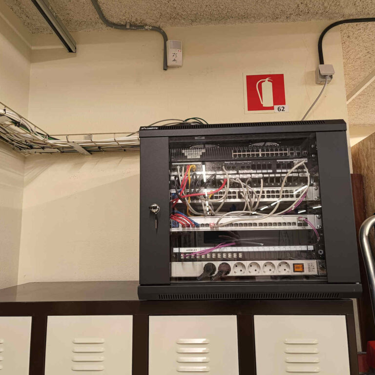 Rack comunicaciones terminado cableado ordenado profesional