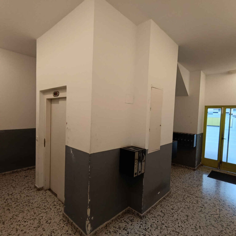 Zona de escaleras y ascensor de una comunidad de vecinos en Salburua antes de la instalación del sistema de videovigilancia