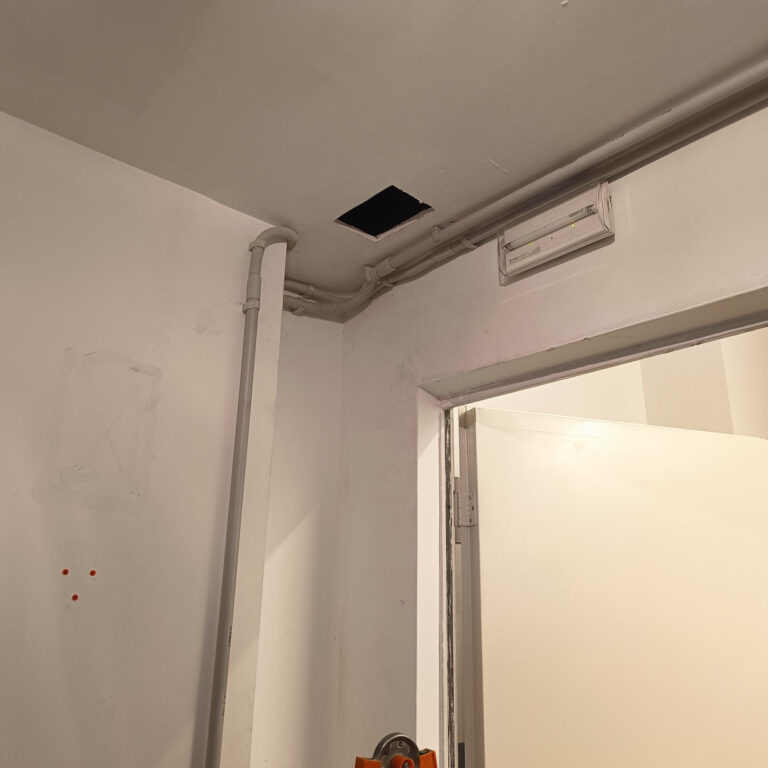 Apertura de registro en falso techo de pladur para realizar el paso del cableado de videovigilancia en una comunidad de vecinos