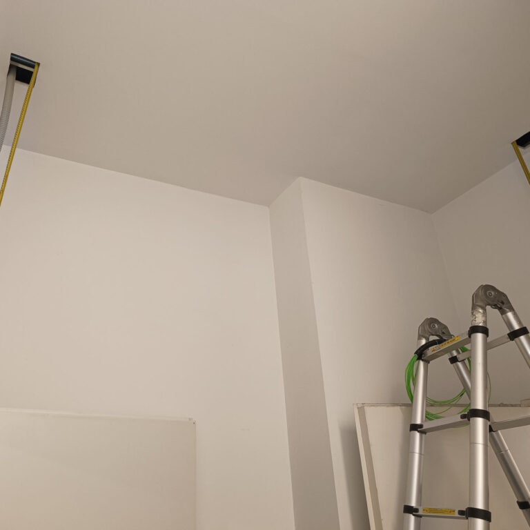 Uso de metro como guía pasacables para instalar canalización con cableado de red en un falso techo ciego durante una instalación de videovigilancia