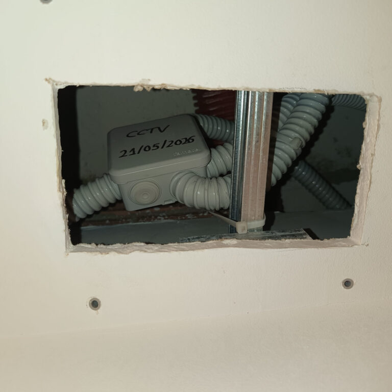 Caja de derivación instalada en el interior del falso techo para organizar el cableado de cámaras de seguridad