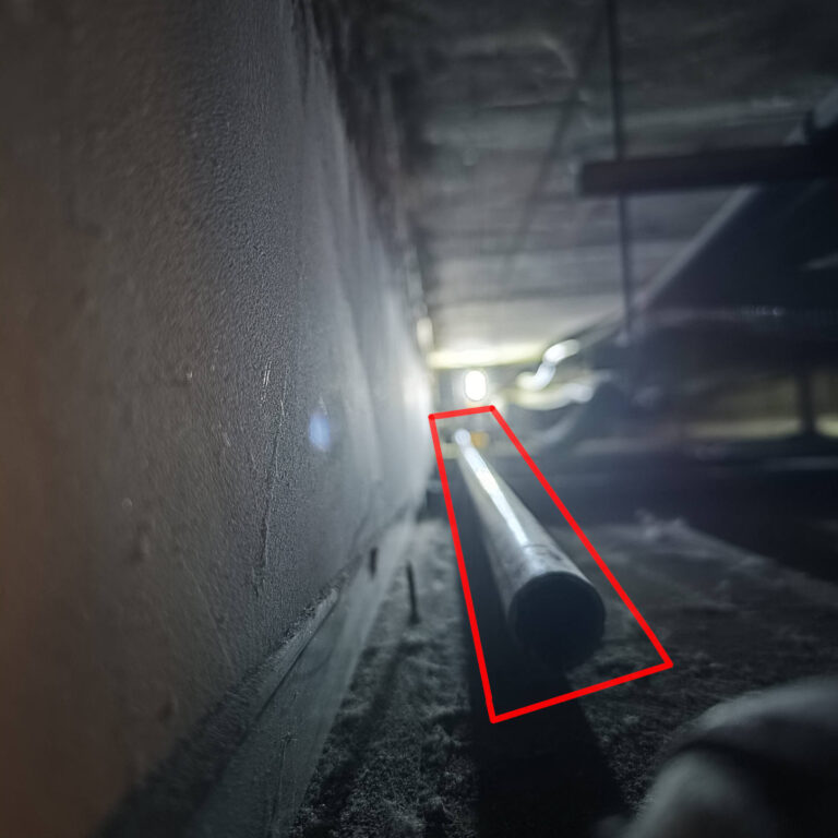 Instalación de tubo rígido de PVC para proteger el cableado de videovigilancia en una comunidad de vecinos