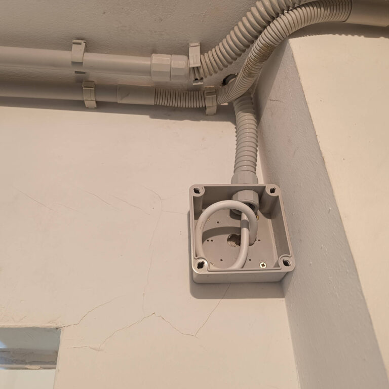 Caja de derivación de 100x100 utilizada para conducir la alimentación eléctrica hacia el armario de seguridad del sistema de videovigilancia